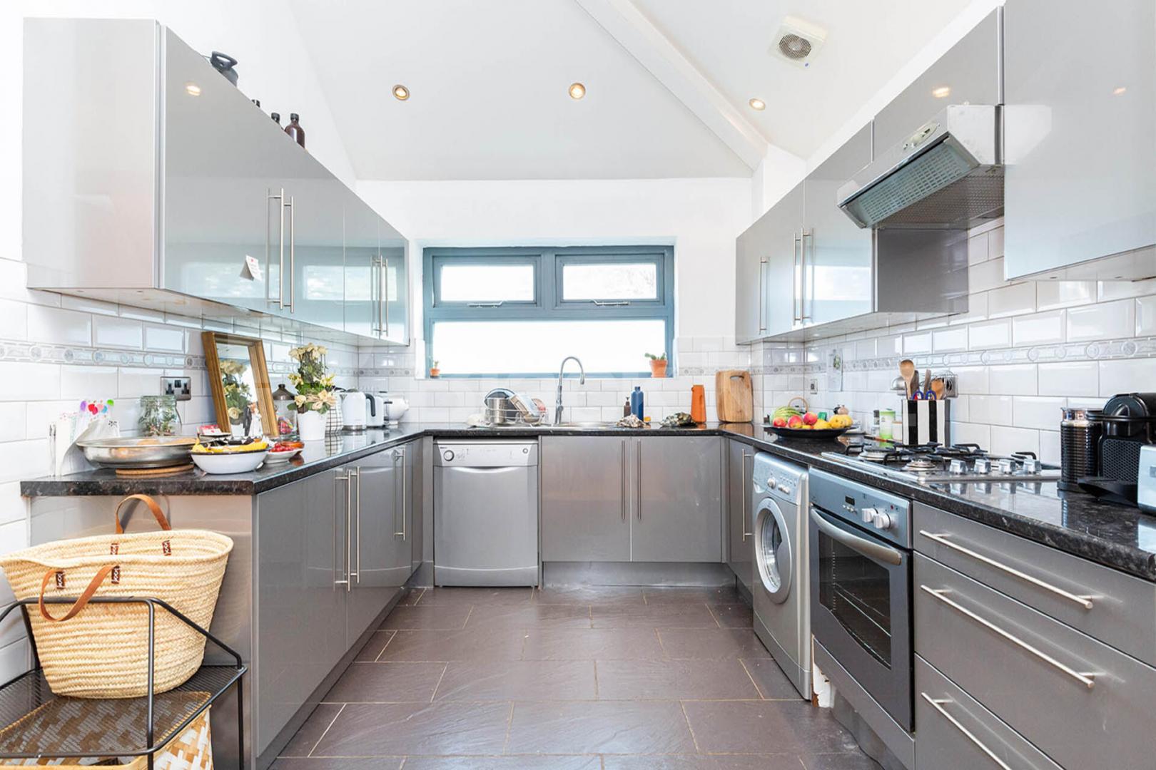 Large studio space with balcony and roof terrace in the heart of Bethnal Green Bethnal Green Road, Bethnal Green 